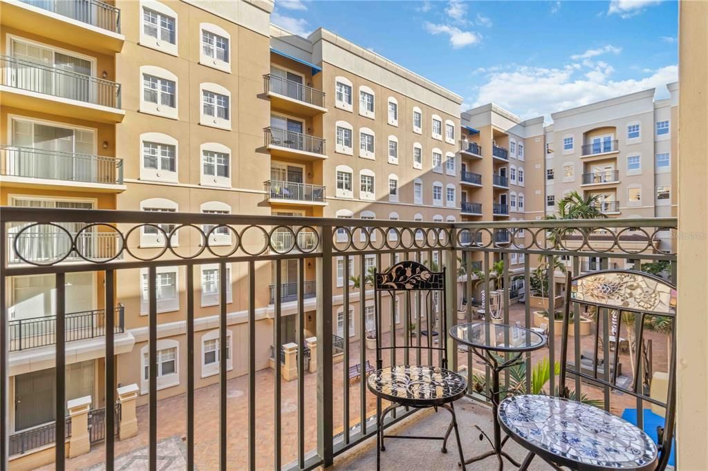 En Venta: $388,000 (2 camas, 2 baños, 985 Pies cuadrados)