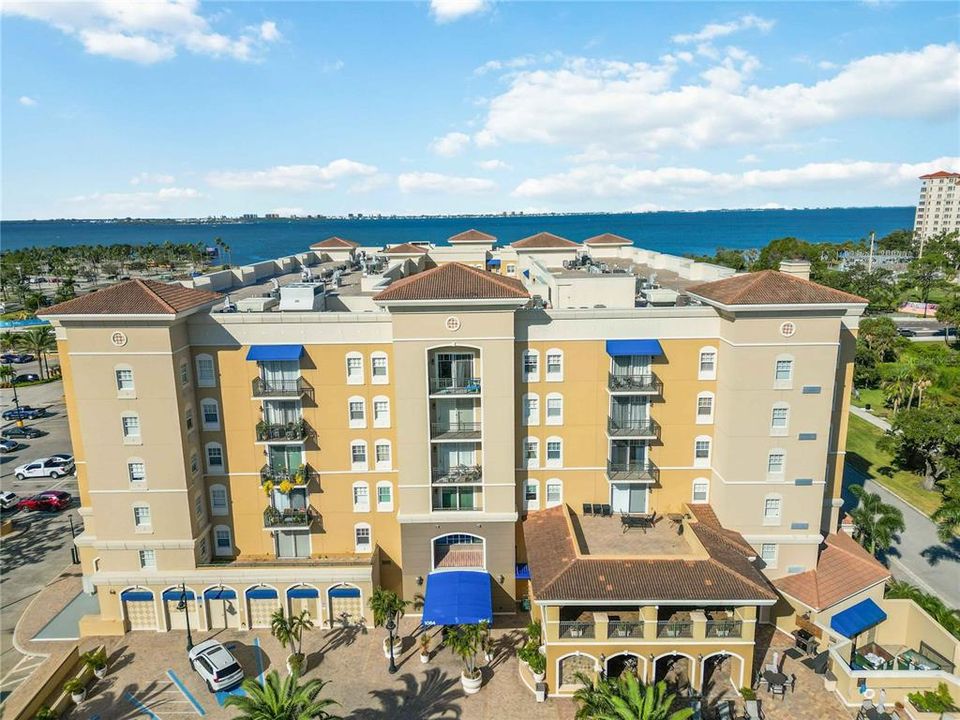 En Venta: $388,000 (2 camas, 2 baños, 985 Pies cuadrados)