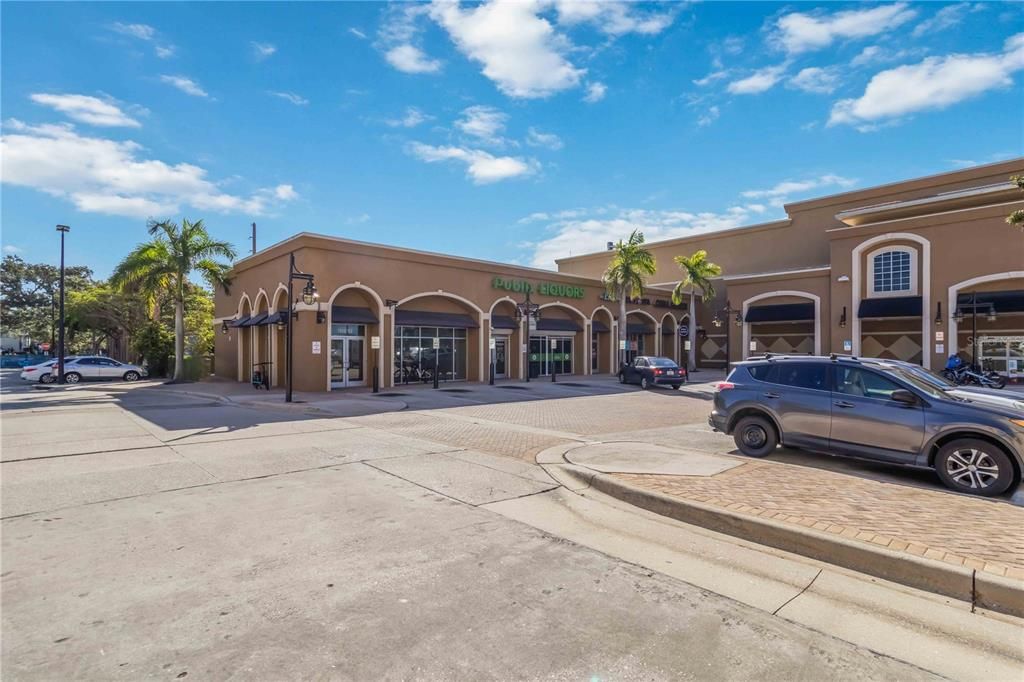 En Venta: $388,000 (2 camas, 2 baños, 985 Pies cuadrados)