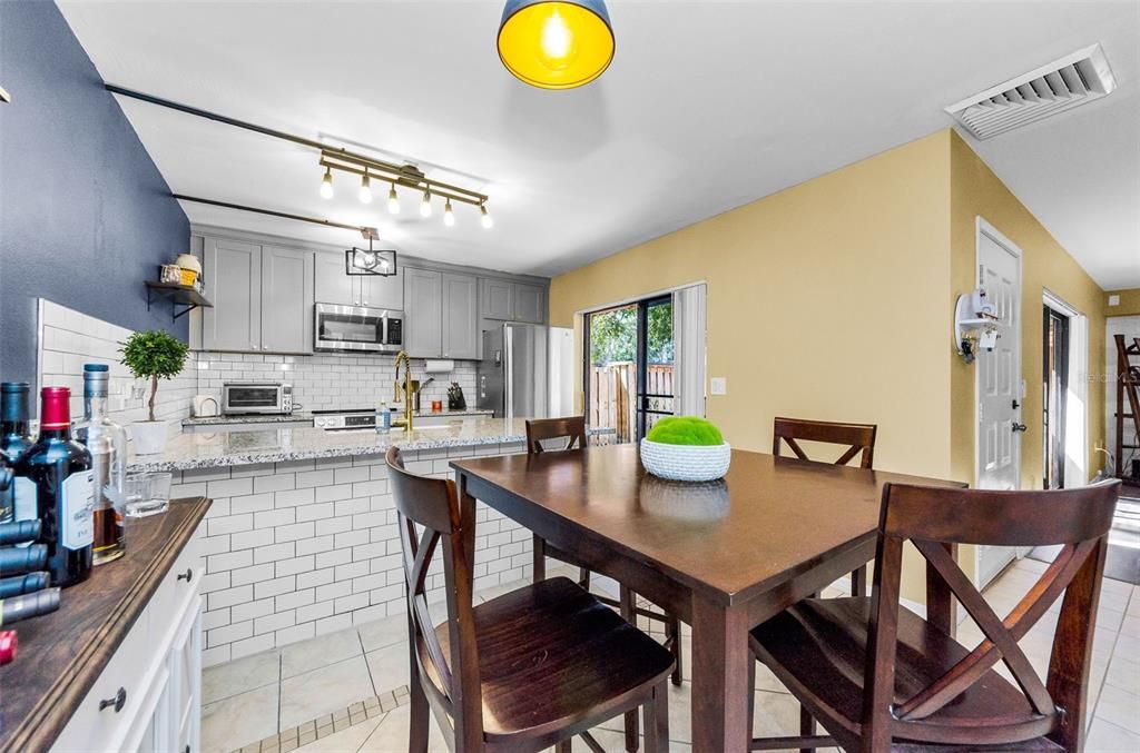 На продажу: $299,000 (2 спален, 2 ванн, 1344 Квадратных фут)