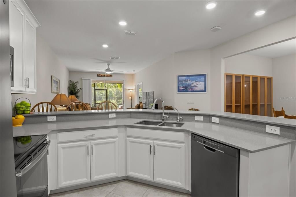 En Venta: $215,000 (2 camas, 2 baños, 1385 Pies cuadrados)