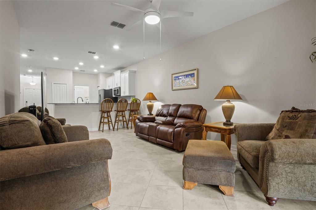 En Venta: $215,000 (2 camas, 2 baños, 1385 Pies cuadrados)