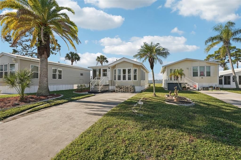 For Sale: $165,000 (1 beds, 1 baths, 706 Square Feet)