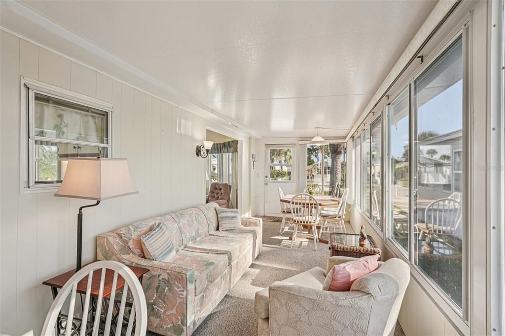 For Sale: $165,000 (1 beds, 1 baths, 706 Square Feet)