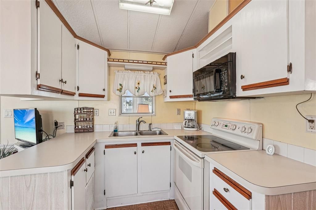 For Sale: $165,000 (1 beds, 1 baths, 706 Square Feet)