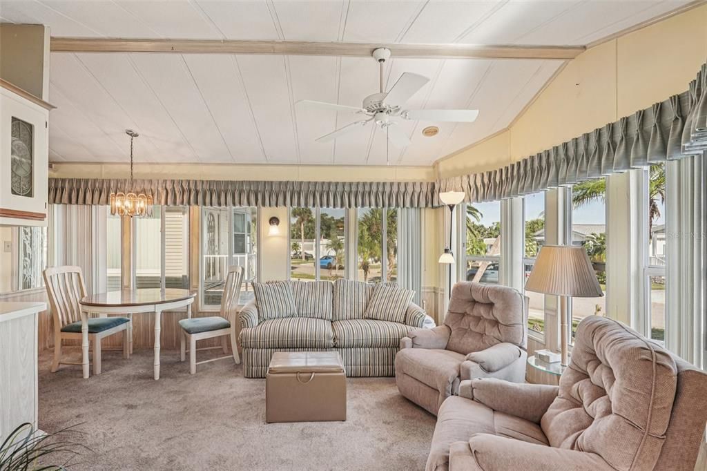 For Sale: $165,000 (1 beds, 1 baths, 706 Square Feet)