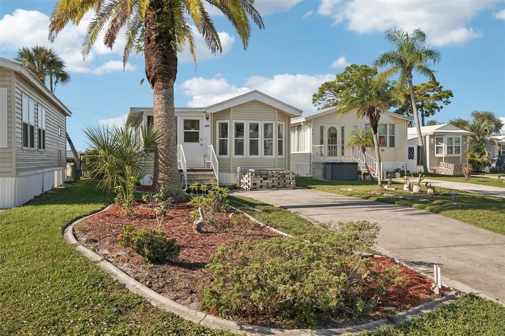 For Sale: $165,000 (1 beds, 1 baths, 706 Square Feet)