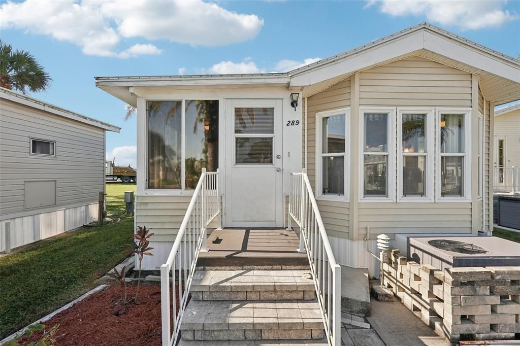 For Sale: $165,000 (1 beds, 1 baths, 706 Square Feet)