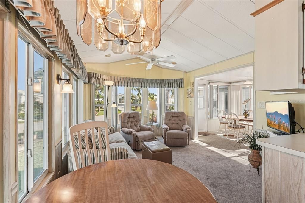 For Sale: $165,000 (1 beds, 1 baths, 706 Square Feet)