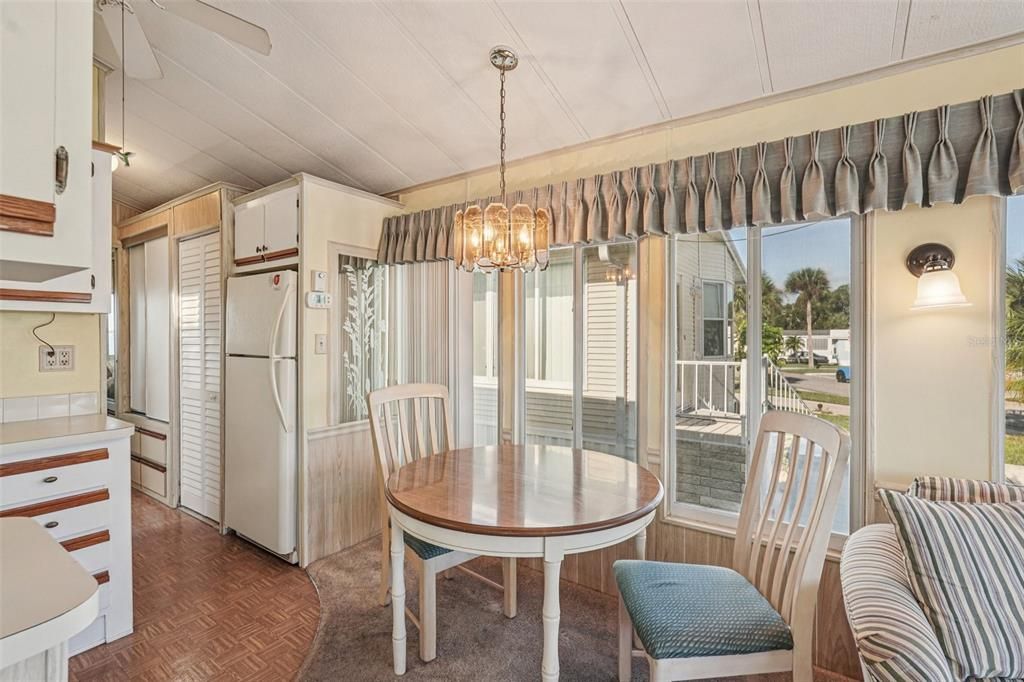 For Sale: $165,000 (1 beds, 1 baths, 706 Square Feet)