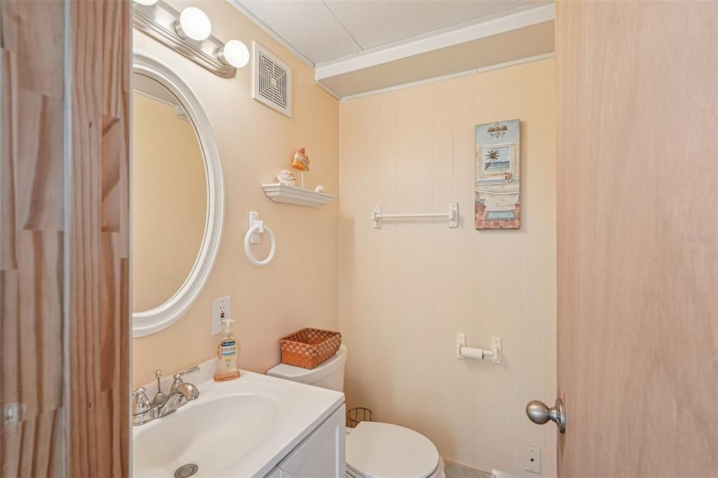 For Sale: $165,000 (1 beds, 1 baths, 706 Square Feet)