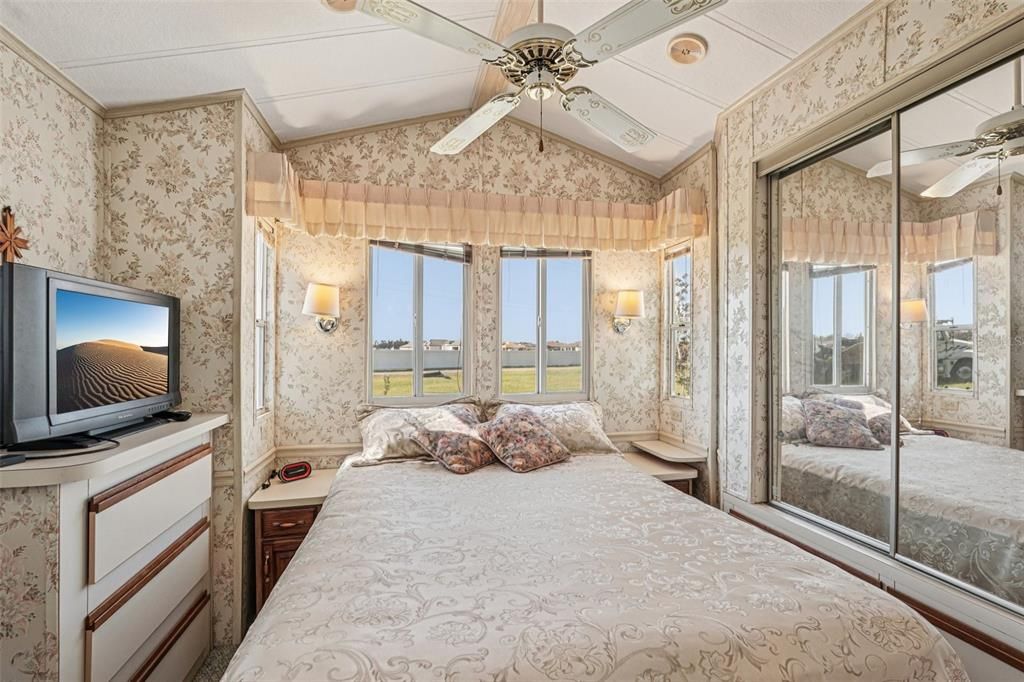 For Sale: $165,000 (1 beds, 1 baths, 706 Square Feet)