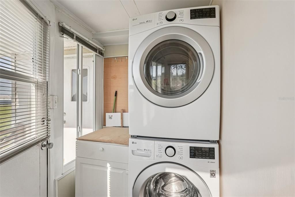 For Sale: $165,000 (1 beds, 1 baths, 706 Square Feet)