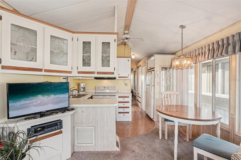 For Sale: $165,000 (1 beds, 1 baths, 706 Square Feet)