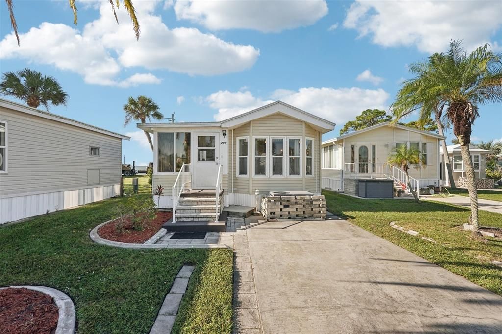 For Sale: $165,000 (1 beds, 1 baths, 706 Square Feet)