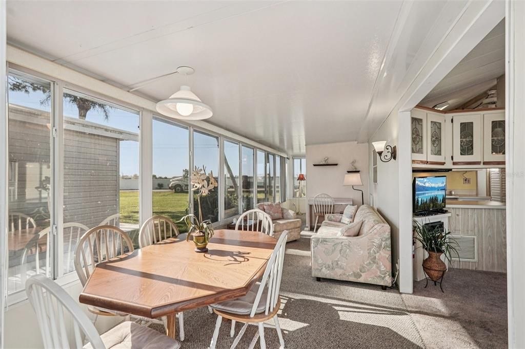 For Sale: $165,000 (1 beds, 1 baths, 706 Square Feet)