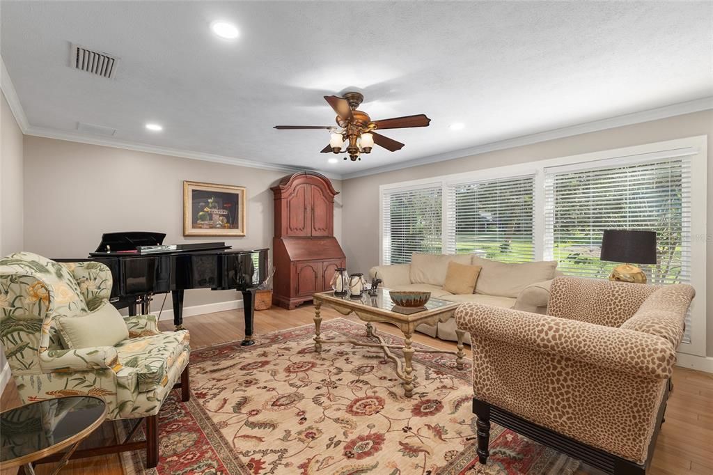 合同活跃: $648,750 (4 贝兹, 3 浴室, 3377 平方英尺)