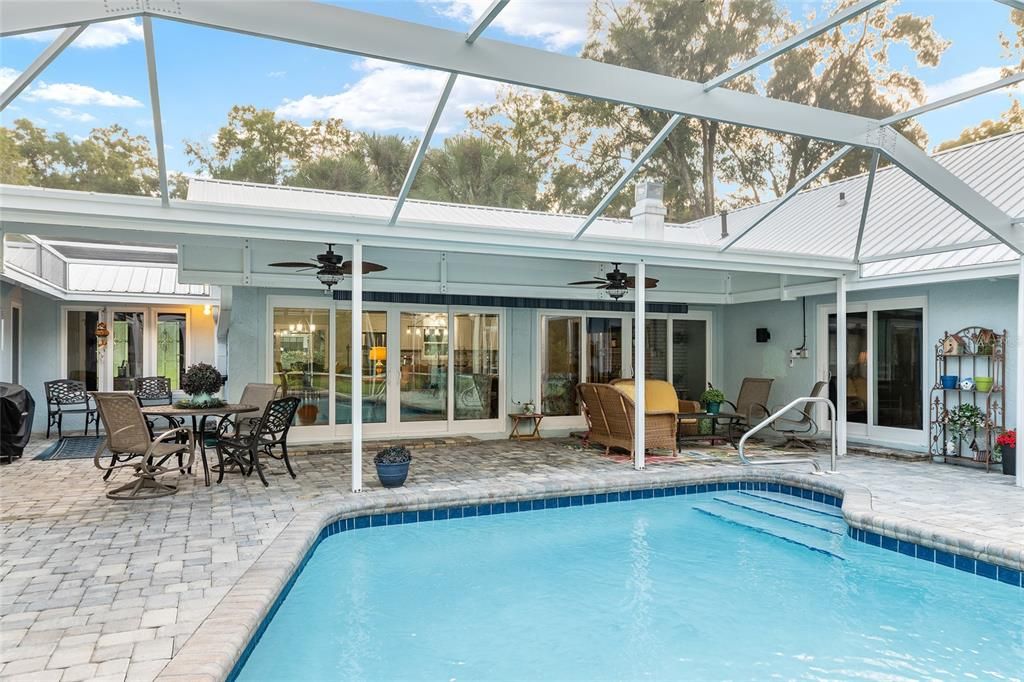 合同活跃: $648,750 (4 贝兹, 3 浴室, 3377 平方英尺)