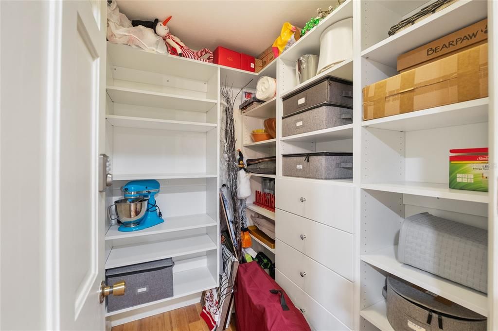 合同活跃: $648,750 (4 贝兹, 3 浴室, 3377 平方英尺)