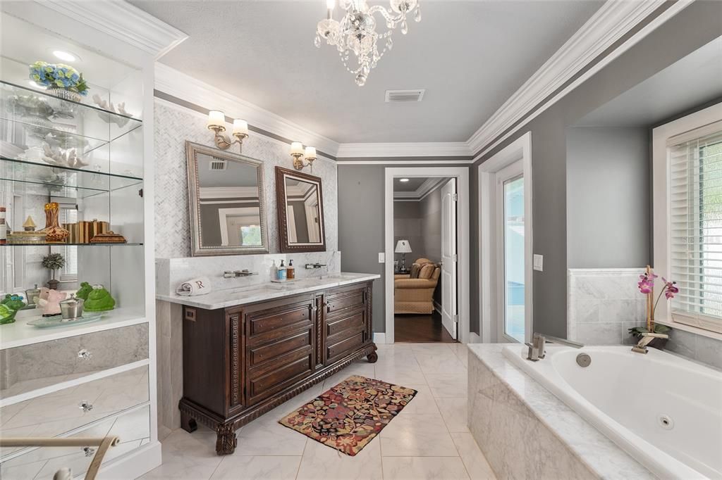 合同活跃: $648,750 (4 贝兹, 3 浴室, 3377 平方英尺)