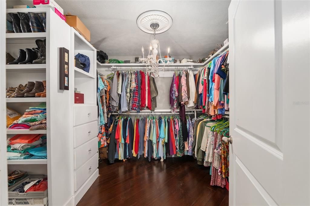 合同活跃: $648,750 (4 贝兹, 3 浴室, 3377 平方英尺)