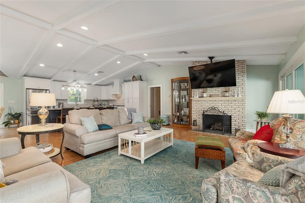 合同活跃: $648,750 (4 贝兹, 3 浴室, 3377 平方英尺)