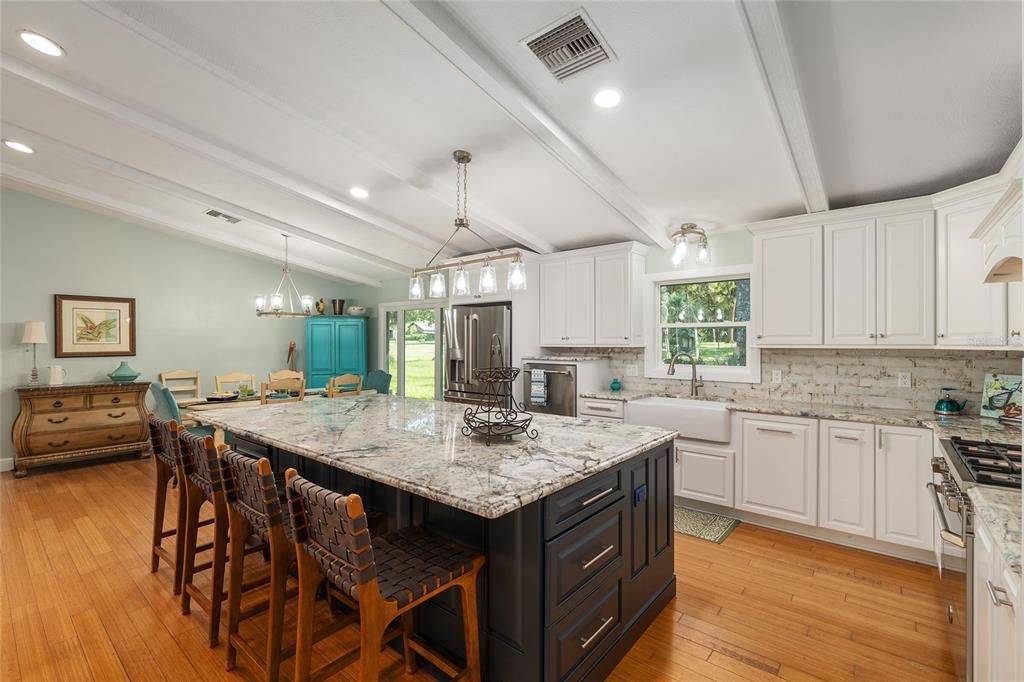 合同活跃: $648,750 (4 贝兹, 3 浴室, 3377 平方英尺)