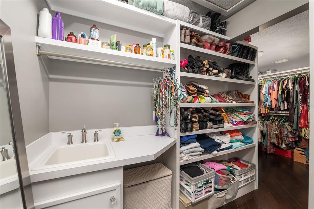 合同活跃: $648,750 (4 贝兹, 3 浴室, 3377 平方英尺)