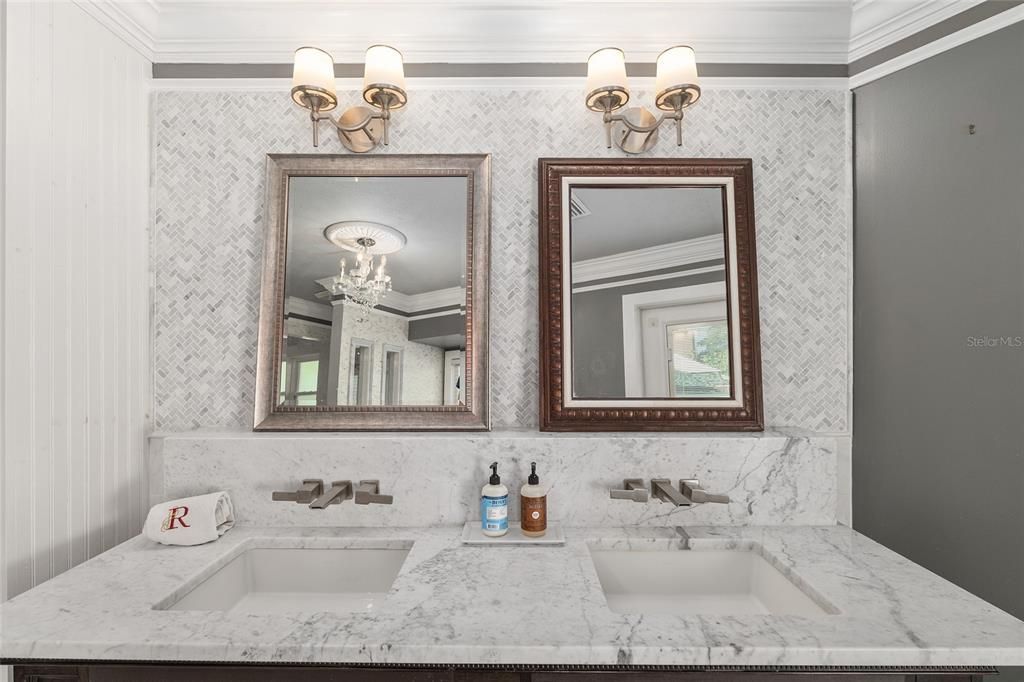 合同活跃: $648,750 (4 贝兹, 3 浴室, 3377 平方英尺)