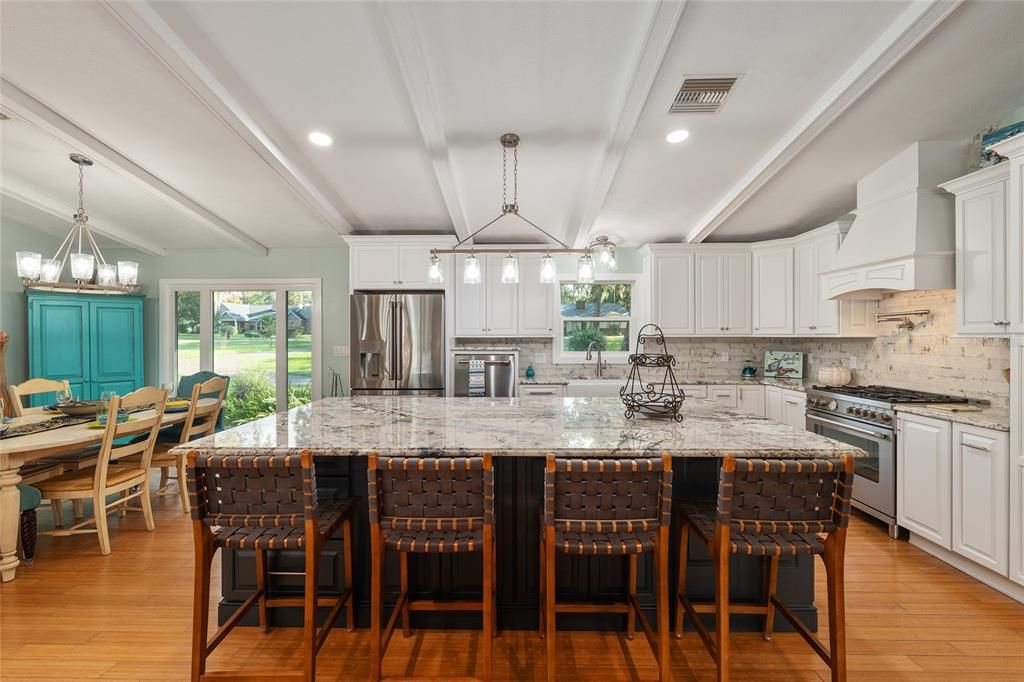 合同活跃: $648,750 (4 贝兹, 3 浴室, 3377 平方英尺)