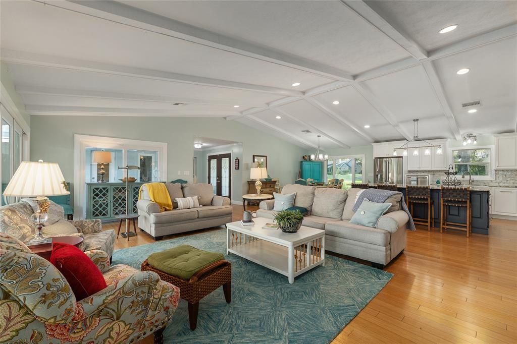 合同活跃: $648,750 (4 贝兹, 3 浴室, 3377 平方英尺)