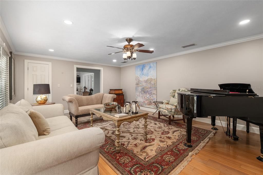 合同活跃: $648,750 (4 贝兹, 3 浴室, 3377 平方英尺)