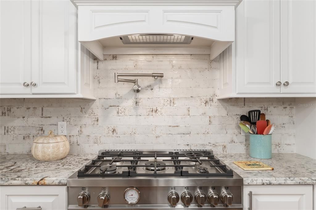 合同活跃: $648,750 (4 贝兹, 3 浴室, 3377 平方英尺)