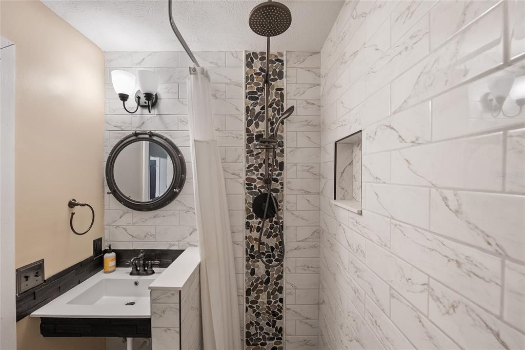 合同活跃: $648,750 (4 贝兹, 3 浴室, 3377 平方英尺)