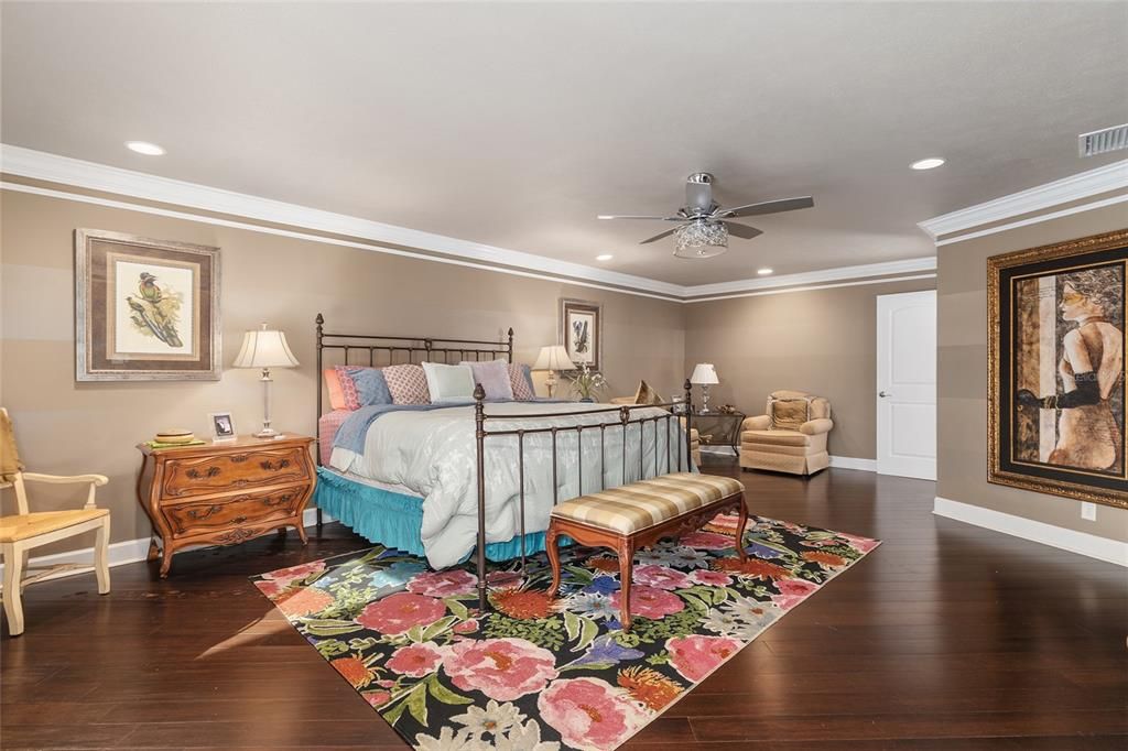 合同活跃: $648,750 (4 贝兹, 3 浴室, 3377 平方英尺)