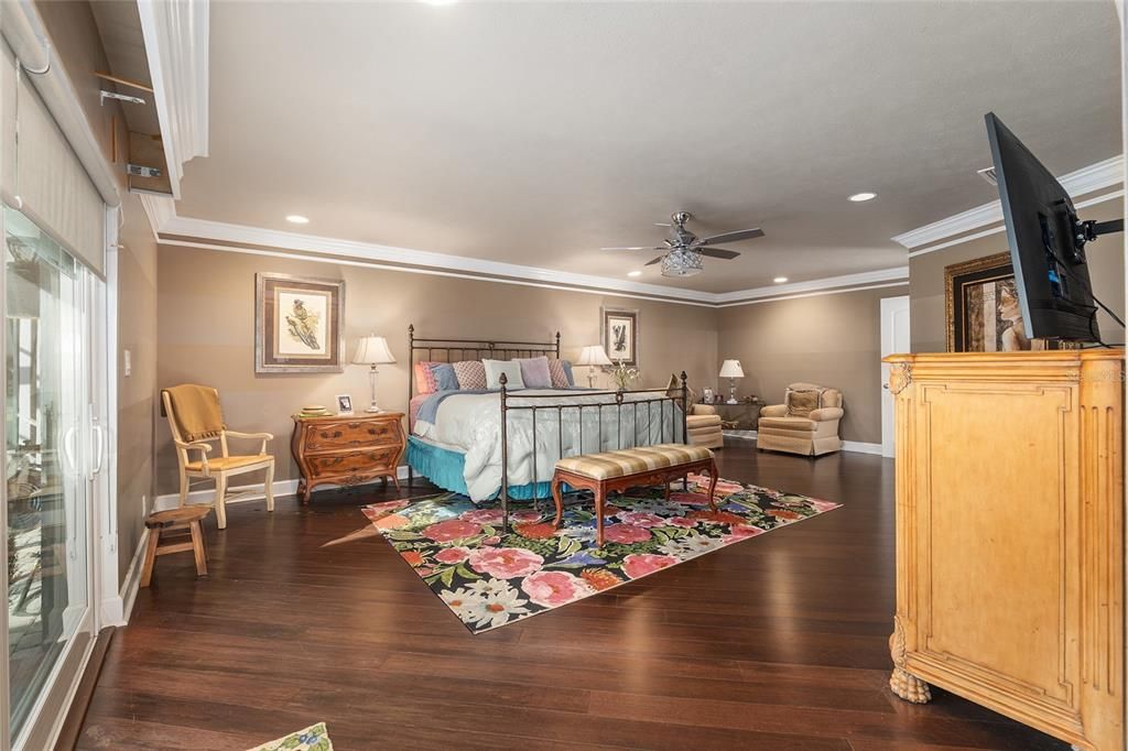 合同活跃: $648,750 (4 贝兹, 3 浴室, 3377 平方英尺)