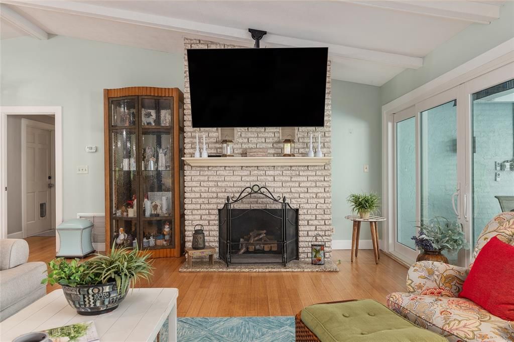 合同活跃: $648,750 (4 贝兹, 3 浴室, 3377 平方英尺)