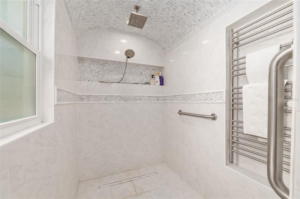 合同活跃: $648,750 (4 贝兹, 3 浴室, 3377 平方英尺)