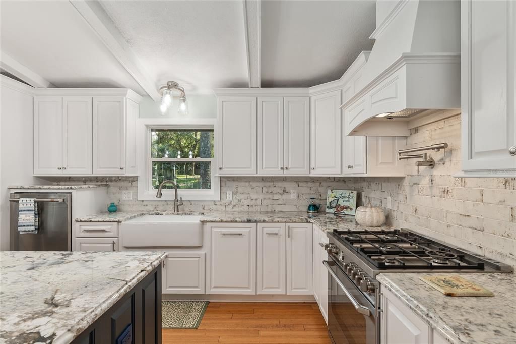 合同活跃: $648,750 (4 贝兹, 3 浴室, 3377 平方英尺)