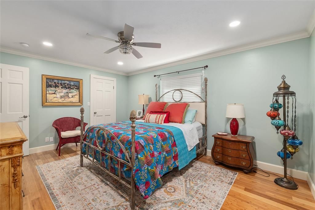 合同活跃: $648,750 (4 贝兹, 3 浴室, 3377 平方英尺)