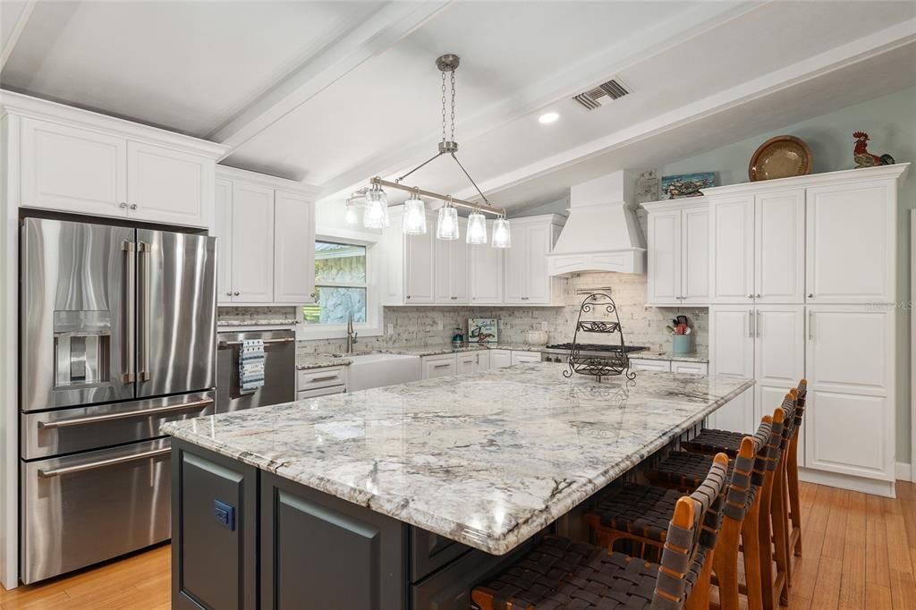 合同活跃: $648,750 (4 贝兹, 3 浴室, 3377 平方英尺)