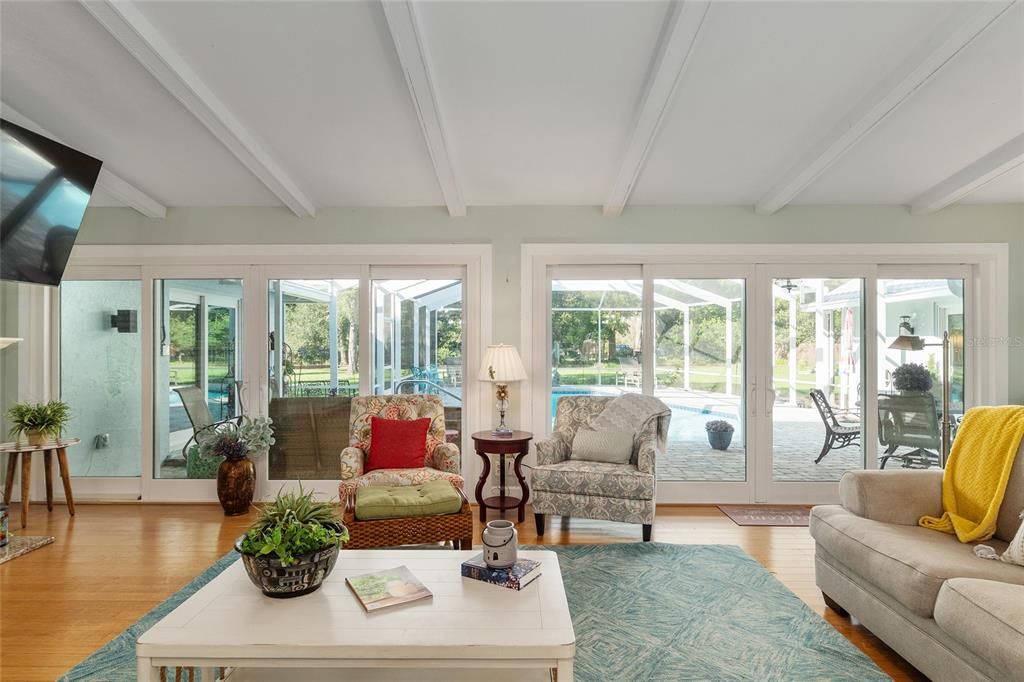 合同活跃: $648,750 (4 贝兹, 3 浴室, 3377 平方英尺)