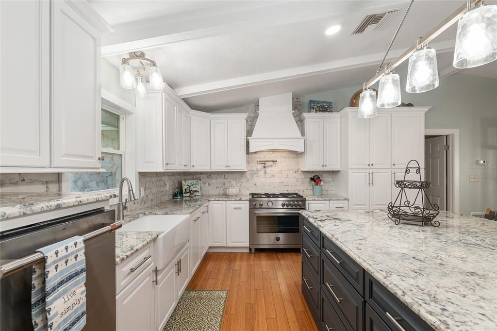 合同活跃: $648,750 (4 贝兹, 3 浴室, 3377 平方英尺)