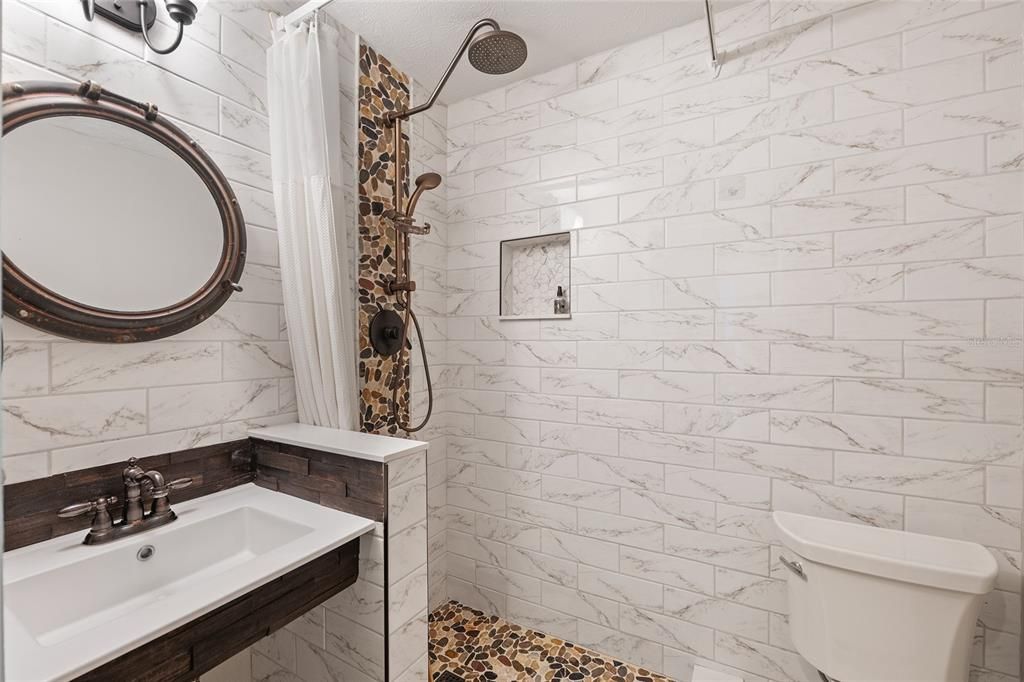 合同活跃: $648,750 (4 贝兹, 3 浴室, 3377 平方英尺)