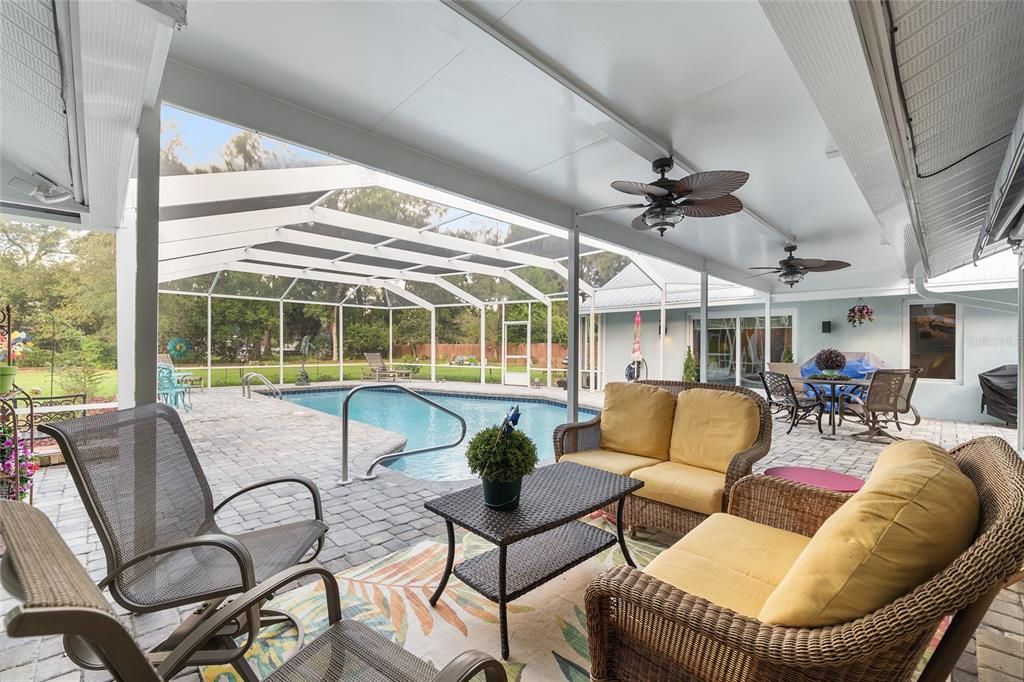 合同活跃: $648,750 (4 贝兹, 3 浴室, 3377 平方英尺)