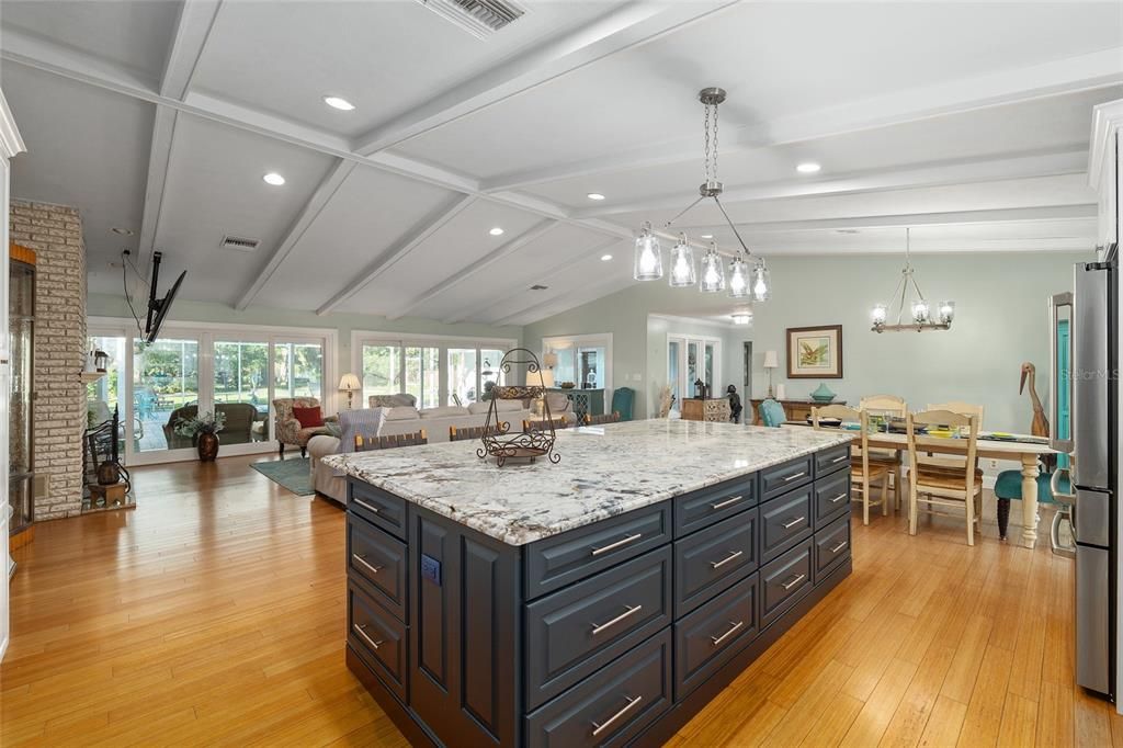 合同活跃: $648,750 (4 贝兹, 3 浴室, 3377 平方英尺)