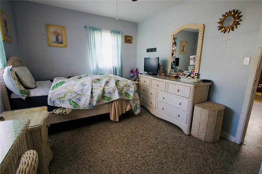 Active With Contract: $177,000 (3 beds, 2 baths, 989 Square Feet)