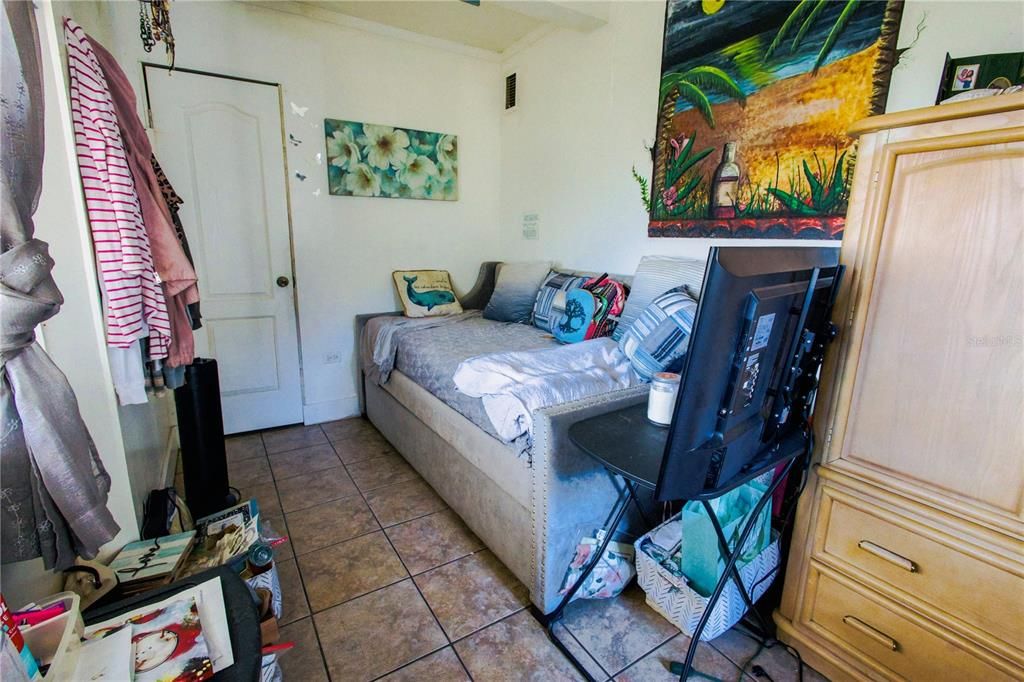 Active With Contract: $177,000 (3 beds, 2 baths, 989 Square Feet)