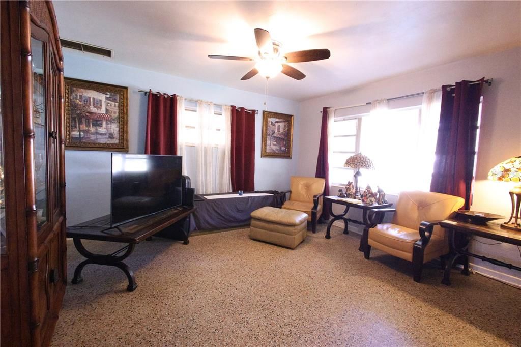 Active With Contract: $177,000 (3 beds, 2 baths, 989 Square Feet)