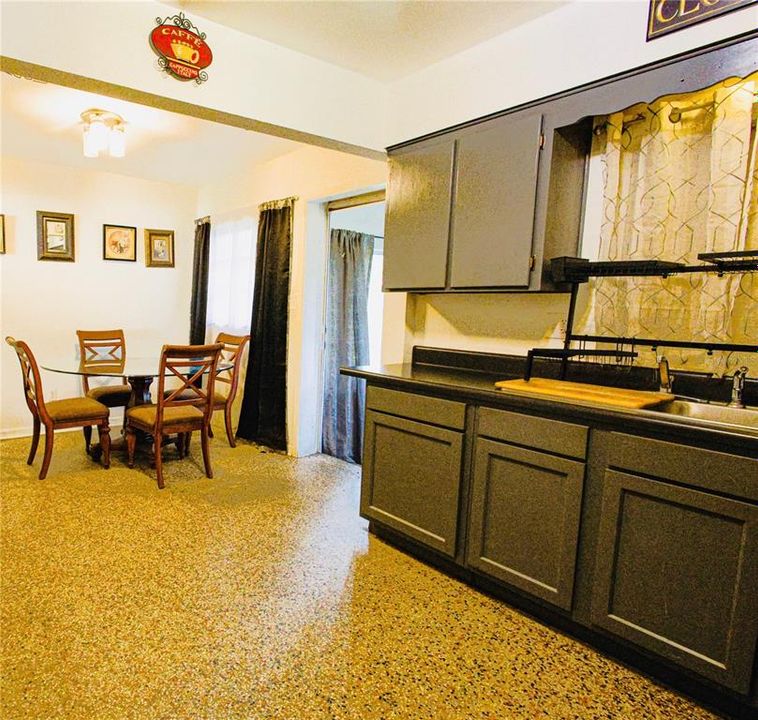 Active With Contract: $177,000 (3 beds, 2 baths, 989 Square Feet)